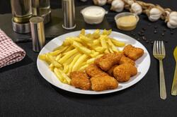 8 nuggets de pui cu cartofi prăjiți și sos image
