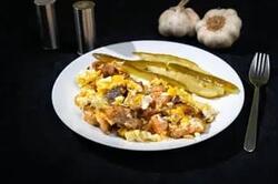 Garnită cu ou și salată de castraveciori murați image