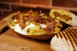 Cartofi + sos brânză + bacon + jalapenos image
