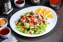 Salată cu ton image