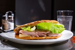 Sandwich cu șuncă șI cașcaval image