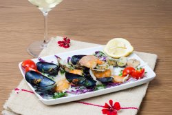 Antipasto caldo con frutti di mare image