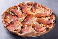 Pizza speck e gorgonzola image