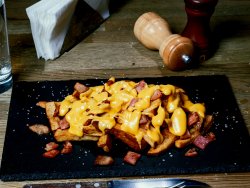 Cartofi prăjiți cu bacon și sos cheddar image