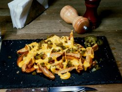 Cartofi prăjiți cu jalapeno și sos cheddar image