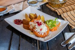 Camembert Crispy cu Dulceață de Afine și Cartofi Steak image