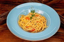 Spaghete cu roșii proaspete și busuioc image