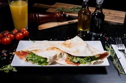 Piadina cu prosciuto crudo, rucola si mozzarella image