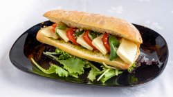 Sandviș cu mozzarella și pesto image