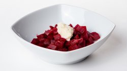 Salată de sfeclă roșie cu hrean image