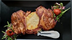 Ceafă de porc marinată la grill cu cartofi gratinati image
