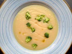 Supă cremă albă cu broccoli image