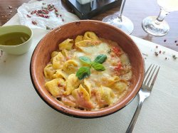 Tortellini Al forno con prosciutto cotto image