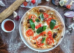 Pizza bocconcini image