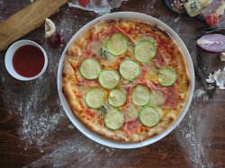 Pizza zucchini e gorgonzola image