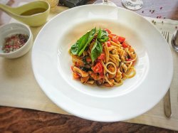 Spaghetti alla chitarra cu fructe de mare in sos de unt image