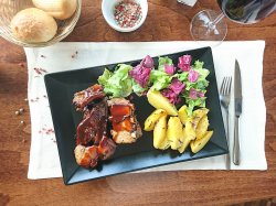 Coaste de porc cu sos Barbeque și cartofi cu rozmarin image