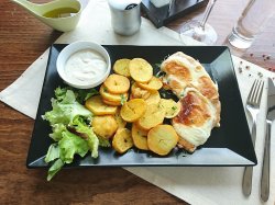 Piept de pui in crustă de caș afumat cu sos gorgonzola și cartofi fry n dip image