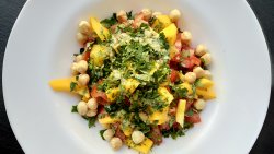Salată de bulgur cu roșii, mango și alune de pădure image