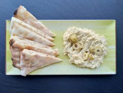 Hummus cu măsline verzi și focaccia image