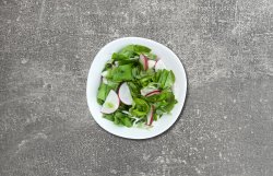 Salată de salata verde cu ridichi și ceapă image