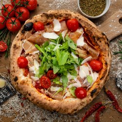 Pizza crudo e parmigiano image