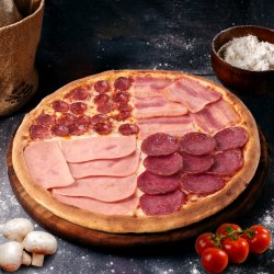 Pizza Quattro Cărni – Împărțită image