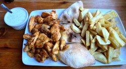 Gyros pui cu cartofi prăjiți & sos tzatziki & lipie carne pui, condimente, cartofi image