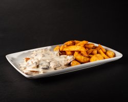 Piept de pui cu sos de ciuperci și cartofi wedges image