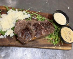 Steak cu cartofi aurii și sparanghel image