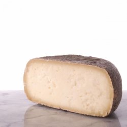 Brânză Pecorino stagionată in frunze de nuc