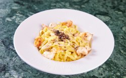 Fresh tagliatelle with shrimps, cognac reduction, truffles and garlic image