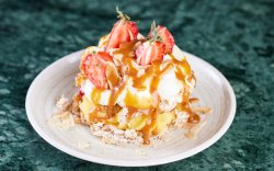 Our famous mitzu: crunchy walnut meringue with vanilla cream image