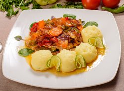 Friptura casei: cotlet de PORC cu legume caramelizate în gem de caise image