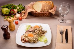 Ciolan de porc cu sos de ciuperci image