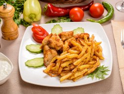 Gyros de pui cu cartofi prăjiți și sos tzatziki image