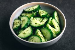 Salată de castravețI verzi image