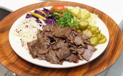 Doner de vită la farfurie image
