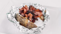 Cartof copt cu bacon si smântână image