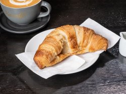 Croissant Zmeură și iaurt image