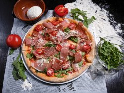 Pizza Crudo, Rucola si Rosii Cherry  image