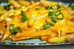 Cartofi prăjiți Bottega cu bacon, cedar maturat si ceapa verde image