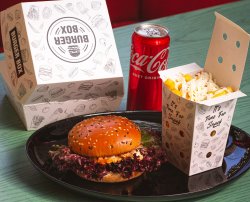 Classic cheeseburger cu cartofi, sos și cola image