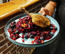 1+1 GRATUIT: Pulpa de rata confiata cu varza rosie, nuci, visine si sos de fructe de padure image
