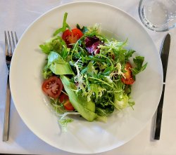 Salată mixtă cu avocado image