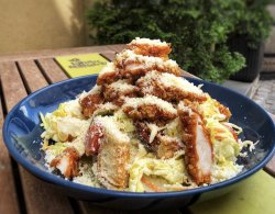 Salată Caesar cu pui crispy image
