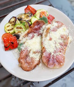 Piept de Pui cu Salvie, Prosciutto și Parmesan image
