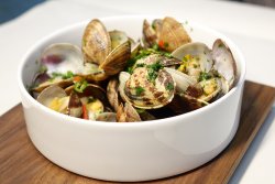 Vongole la tigaie trase în vin, ulei de măsline și usturoi image