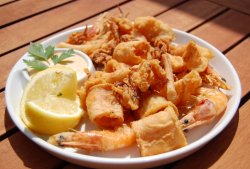 Fritto Misto cu creveți, calamari, caracatiță și sos Bloody Mary image