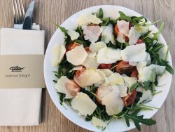 Salata de rucola,rosii cherry si parmezan image